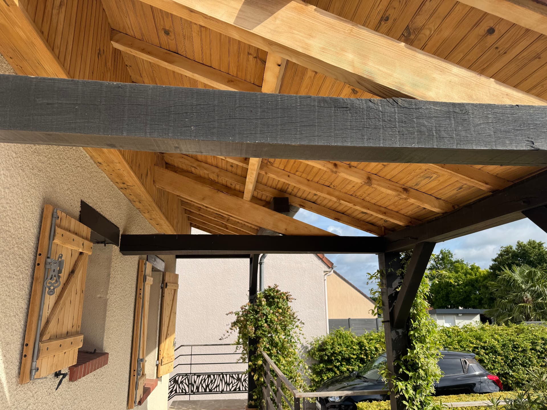 Charpente bois d'un auvent extérieur rénové