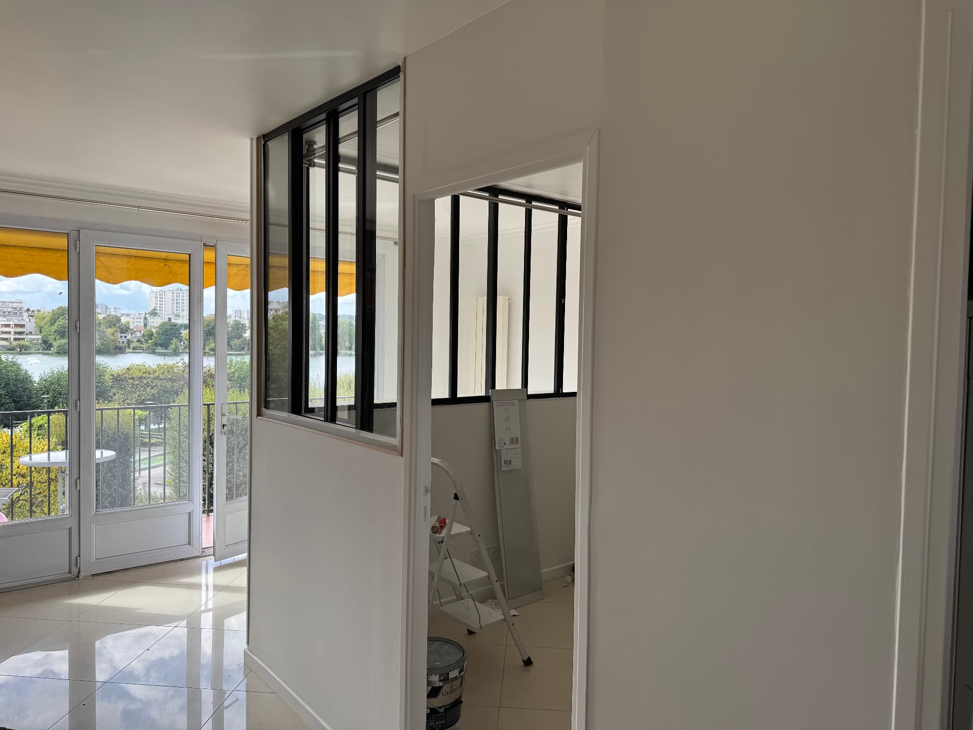 Même espace terminé avec cloison peinte et verrière atelier